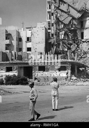 Israelische Soldaten in Suez während des Jom-Kippur-Krieges. Die Stadt wurde während der 20-tägigen Krieg beschädigt. Stockfoto