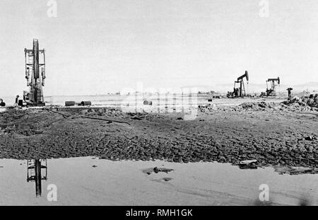 Ein Ölfeld in Israel, drei tiefe Pumpen für die Ölförderung. Stockfoto