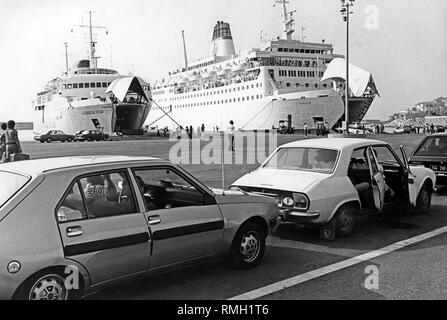 Zwei RoRo Fähren, die 'Korsika Star' und die 'Cyrnos" liegen im Hafen von Korsika. Stockfoto