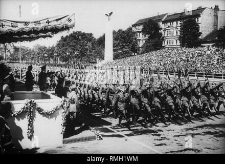Adolf Hitler während der März der deutschen Einheiten der Legion Condor, die von Spanien vor der Technischen Hochschule zurückgekehrt ist. Neben Hitler, der letzte Kommandant der Legion, Major General Wolfram Freiherr von Richthofen. Stockfoto