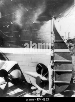 Ruder Propeller der Titanic mit Arbeiter als sie bereit ist, in Belfast Werft im Jahr 1911 zu starten Stockfoto