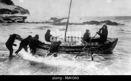 Einleitung der James Caird auf der Rescue Mission von Elephant Island Hilfe zu finden, die an Bord, Sir Ernest Shackleton, Tom Crean, Frank Worsley, John Vincent, Timothy McCarthy und Harry McNish Foto, 24. April 1916 getroffen Stockfoto