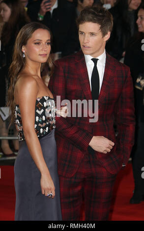 Dec 08, 2015 - London, England, UK - "Das dänische Mädchen "Europäische Premiere, Odeon Leicester Square - Roter Teppich Ankünfte Foto zeigt: Alicia Vikander ein Stockfoto