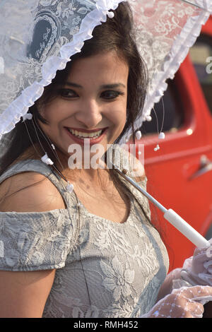 Ein Bengali Dame mit Kostümen und kulturellen Zeitraum Stücke vor dem 1947 Hillman Auto mit 10 PS und 4 Zylinder Motor posieren. WBC 6777 Indien Stockfoto