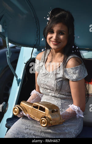 Ein Bengali Frau Modell 1947 Hillman Auto mit Kostümen und kulturellen Zeitraum Stücke vor dem 1947 Hillman Auto mit 10 PS und 4cy Stockfoto
