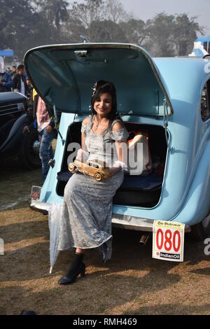 Ein Bengali Frau Modell 1947 Hillman Auto mit Kostümen und kulturellen Zeitraum Stücke vor dem 1947 Hillman Auto mit 10 PS und 4cy Stockfoto