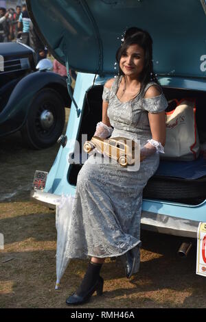 Ein Bengali Frau Modell 1947 Hillman Auto mit Kostümen und kulturellen Zeitraum Stücke vor dem 1947 Hillman Auto mit 10 PS und 4cy Stockfoto
