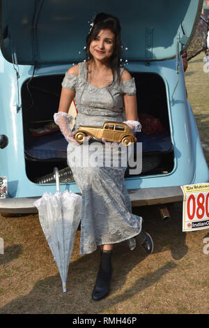 Ein Bengali Frau Modell 1947 Hillman Auto mit Kostümen und kulturellen Zeitraum Stücke vor dem 1947 Hillman Auto mit 10 PS und 4cy Stockfoto