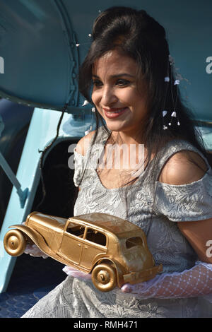 Ein Bengali Dame mit Kostümen und kulturellen Zeitraum Stücke vor dem 1947 Hillman Auto mit 10 PS und 4 Zylinder Motor posieren. WBC 6777 Indien Stockfoto
