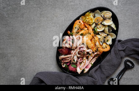 Mit Oktopus, Austern und Garnelen serviette Platte Stockfoto