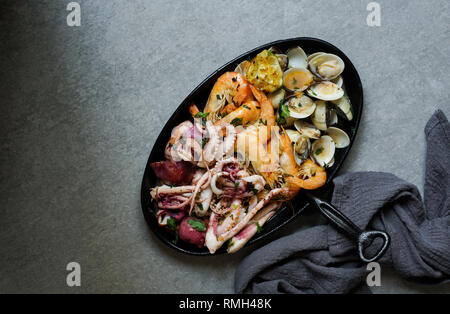 Mit Oktopus, Austern und Garnelen serviette Platte Stockfoto