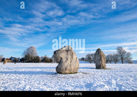 Avebury Stone Circle im Winter Schnee kurz nach Sonnenaufgang. Avebury, Wiltshire, England. Stockfoto