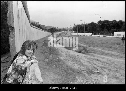 Im Juli 1990 begann die systematische und vollständige Abbau der Grenzanlagen in Berlin. Die Berliner folgen Sie den Fortschritt der Abbrucharbeiten mit großer Aufmerksamkeit und Neugier. Das ehemalige Sperrgebiet wird zu einem bevorzugten Wohnort für viele Menschen in diesen Tagen. Das Bild zeigt das ehemalige Sperrgebiet in der Bernauer Straße im Stadtteil Wedding. Stockfoto