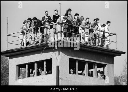 Die ehemalige Grenze Sicherheit Einrichtungen wie Wachtürme und eingeschränkter Bereich werden immer mehr zu einem beliebten Ziel für Berliner aus Ost und West Stockfoto