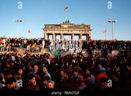 28 Jahre nach der Schließung der innerdeutschen Grenze, der DDR öffnete seine Grenze am 9. November 1989 in Berlin (West) und dem übrigen Bundesgebiet. Am 12. November, mehr als eine Million Menschen aus Ost Berlin strömten zu Fuß oder mit dem Auto über die bestehenden Sektor Überfahrten nach Berlin (West). Hier sind Sie durch die West-berliner Bevölkerung bejubelt. Zur gleichen Zeit, die DDR hatte mit den teilweisen Abriss der Mauer und der Öffnung der neuen Sektor und grenzübergänge begonnen. Stockfoto