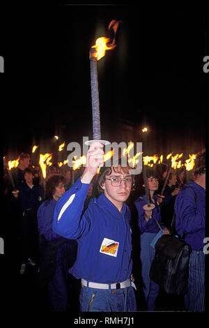 Anläßlich des 40. Jahrestages der Gründung der DDR, dem traditionellen Fackelzug der FDJ erfolgt auf der Straße Unter den Linden in Berlin. Stockfoto