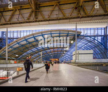 London, 13.Februar 2019: Innenansicht der Passagiere auf der Waterloo Station, einem der größten Bahnhöfe Londons mit beeindruckender Architektur Stockfoto