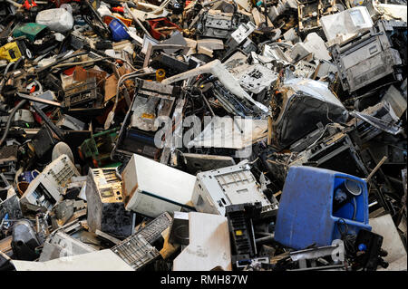 Deutschland, Hamburg, Recycling von elektronischen Schrott und alten Konsumgüter bei Firma TCMG, der Müll wird gesammelt, die von der städtischen Müllentsorgung und als verarbeitet und hier getrennt nach Metalle wie Kupfer und Kunststoff für eine weitere stoffliche Verwertung und Wiederverwendung, durch Gesetz ist nicht erlaubt, e-schrott nach Afrika und in andere Länder zu exportieren. Stockfoto