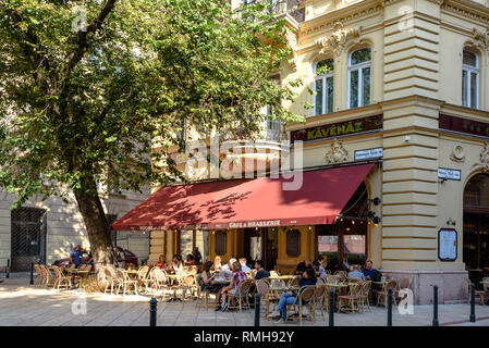 Personen, Frühstück auf der Terrasse des Cafés im Zentrum von Budapest, Ungarn Stockfoto