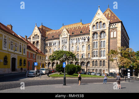Die Leute in eine Bushaltestelle vor den nationalen Archiven von Ungarn warten an einem klaren Tag Stockfoto