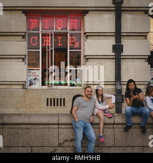 London, UK - April, 2018. Ein Fisch und Chips shop in Central London. Stockfoto