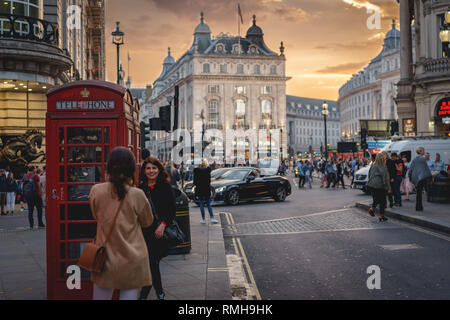 London, UK - Februar, 2019. Blick auf den Piccadilly Circus überfüllt mit Touristen. Es ist eine der am meisten besuchten Sehenswürdigkeiten in London mit seiner Plakate. Stockfoto