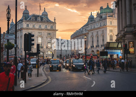 London, UK - Februar, 2019. Blick auf den Piccadilly Circus überfüllt mit Touristen. Es ist eine der am meisten besuchten Sehenswürdigkeiten in London mit seiner Plakate. Stockfoto