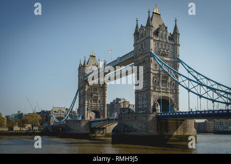 Blick auf die Tower Bridge von der South Bank. London (UK). Querformat. Stockfoto