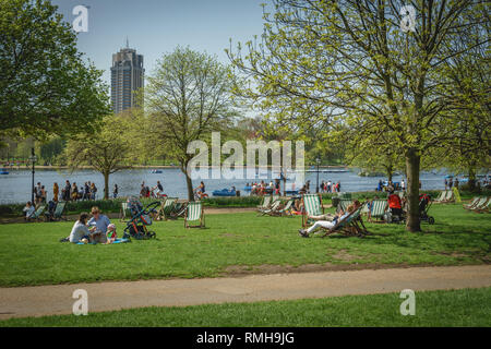 London, UK, 2018. Menschen entspannen in einem Park. Stockfoto