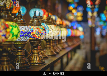 London, UK - Februar, 2019. Traditionelle türkische Glas Mosaik Lampen auf Verkauf in Camden Market. Stockfoto