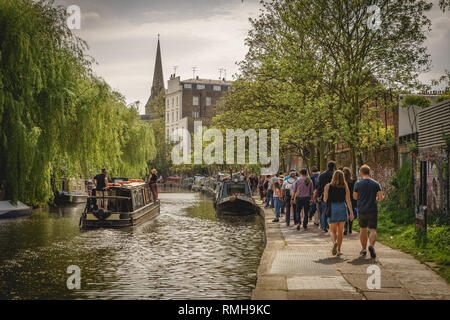 London, UK - Februar, 2019. Menschen zu Fuß entlang der Regents Canal in der Nähe von Primrose Hill und Regents Park im Norden von London. Stockfoto