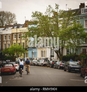 London, UK - Februar, 2019. Typische viktorianische Reihenhäuser in Primrose Hill, einem der exklusivsten und teuersten Wohngebieten in London. Stockfoto