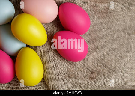 Ostern bunte Eier in hellen Farben auf Leinwand gemalt Stockfoto