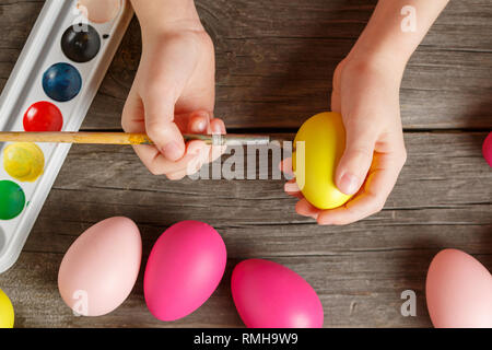 Färben Eier mit Farben. Frohe Ostern Stockfoto