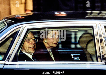 28-11 der 90er. London, Großbritannien. Margaret Thatcher Blätter Downing Street zum letzten Mal. Foto: © Simon Grosset. Archiv: Bild von einem ursprünglichen t digitalisiert Stockfoto