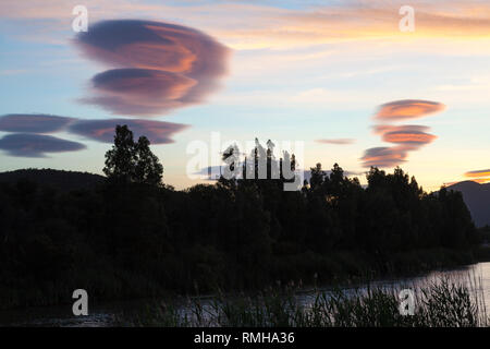 Linsenförmige Wolken, Altocumulus lenticularis, über die Langeberg Mountains, Robertson, Western Cape Südafrika Stockfoto