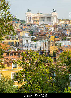 Panoramablick von der Villa Medici, mit der Vittorio Emanuele II-Denkmal im Hintergrund. Rom, Italien. Stockfoto