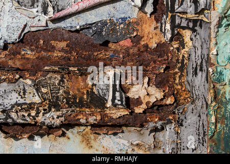 Schichten verschiedener Farben auf rostiges Metall, Metall korrodiert Textur, rostiges Metall Hintergrund Stockfoto