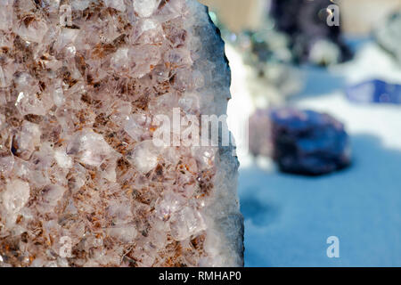 Amethyst natürliche crystal Cluster mit Goethit Einschlüsse aus Brasilien auf weißem Schnee an einem sonnigen Wintertag. Stockfoto