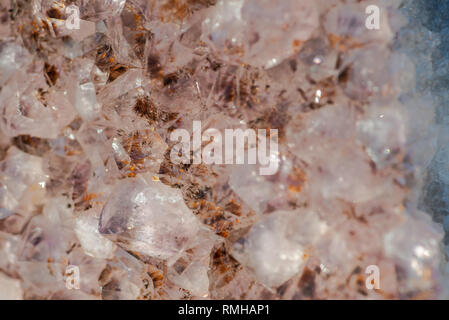 Amethyst natürliche crystal Cluster mit Goethit Einschlüsse aus Brasilien auf weißem Schnee an einem sonnigen Wintertag. Stockfoto