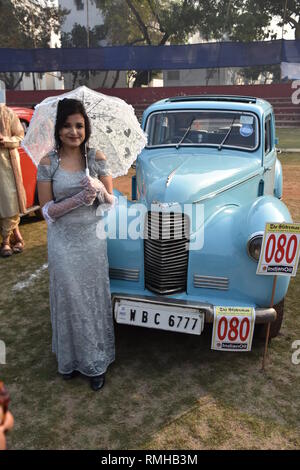 Ein Bengali Dame mit Kostümen und kulturellen Zeitraum Stücke neben dem 1947 Hillman Auto mit 10 PS und 4 Zylinder Motor posieren. WBC 6777 Indien. Stockfoto