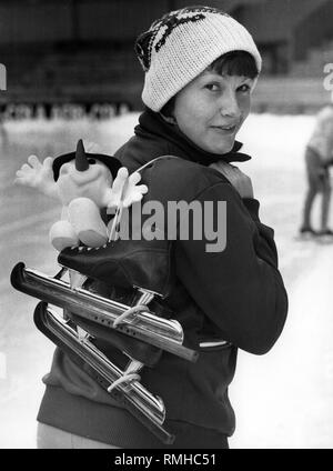 Geschwindigkeit Skater Monika Pflug mit Schlittschuhen zeigt ihre olympischen Medaillen. Stockfoto