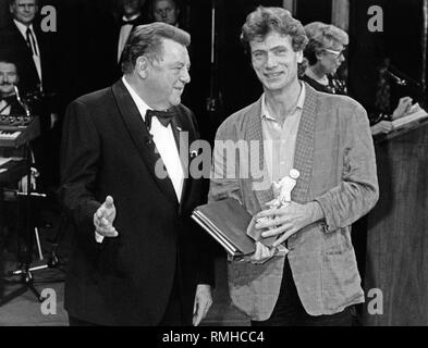 Der bayerische Ministerpräsident Franz Josef Strauss präsentiert Jürgen Prochnow den Bayerischen Filmpreis. Stockfoto