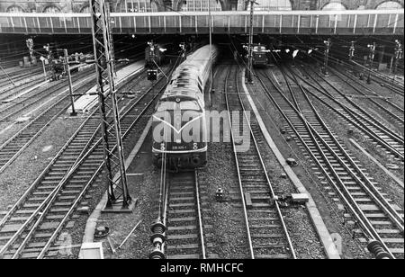 Fährt ein Zug zum Hauptbahnhof in München (Undatiertes Foto). Stockfoto