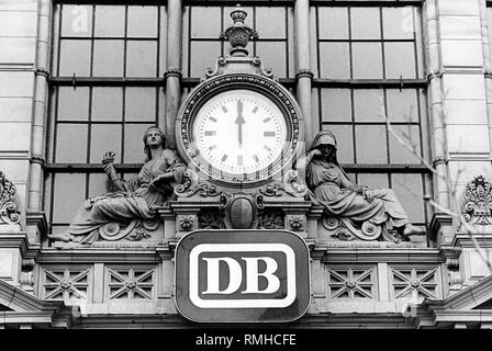 Station clock und DB unterzeichnen am Hauptbahnhof in Frankfurt am Main. Stockfoto