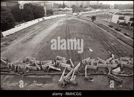 Deutschland, Deutschland, Berlin, 11.08.1990: Mauer abgerissen Segmente im ehemaligen Sperrgebiet der?? die Berliner Mauer in der Sebastianstrasse in der Nähe der Heinrich-Heine-Straße Checkpoint. Stockfoto