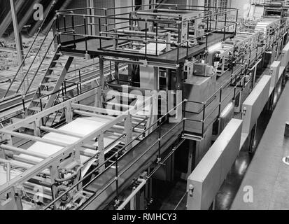 Druckerei der Sueddeutschen Zeitung auf Hultschiner Straße in München. Drucken der Abendzeitung auf den Drehknopf drücken. (Undatiertes Foto) Stockfoto