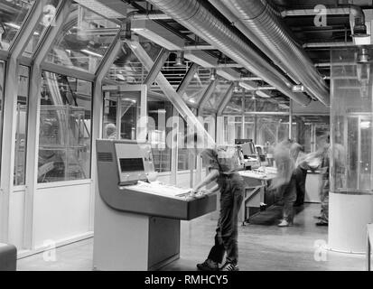 Druckerei der Sueddeutschen Zeitung in Hultschiner Straße in München, die Kabine der Spiralverbindung drücken. (Undatiertes Foto) Stockfoto