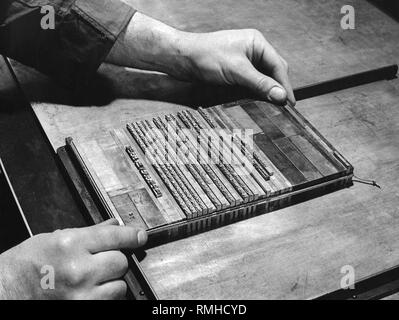 Bei der Sueddeutschen Zeitung: Detail einer Typeset Business Report (Undatiertes Foto). Stockfoto