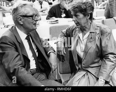 Liselotte Vogel im Gespräch mit ihrem Mann, dem SPD-Fraktionschef Hans-Jochen Vogel. Stockfoto